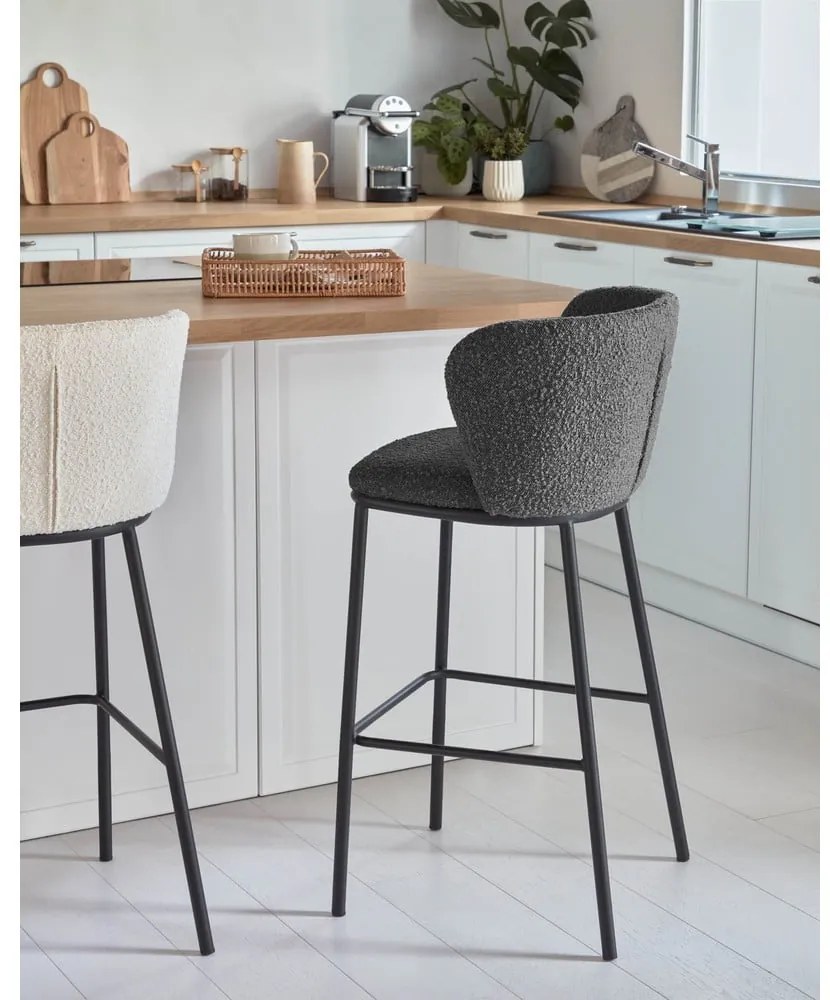 Czarny hoker (wysokość siedziska 65 cm) Ciselia – Kave Home