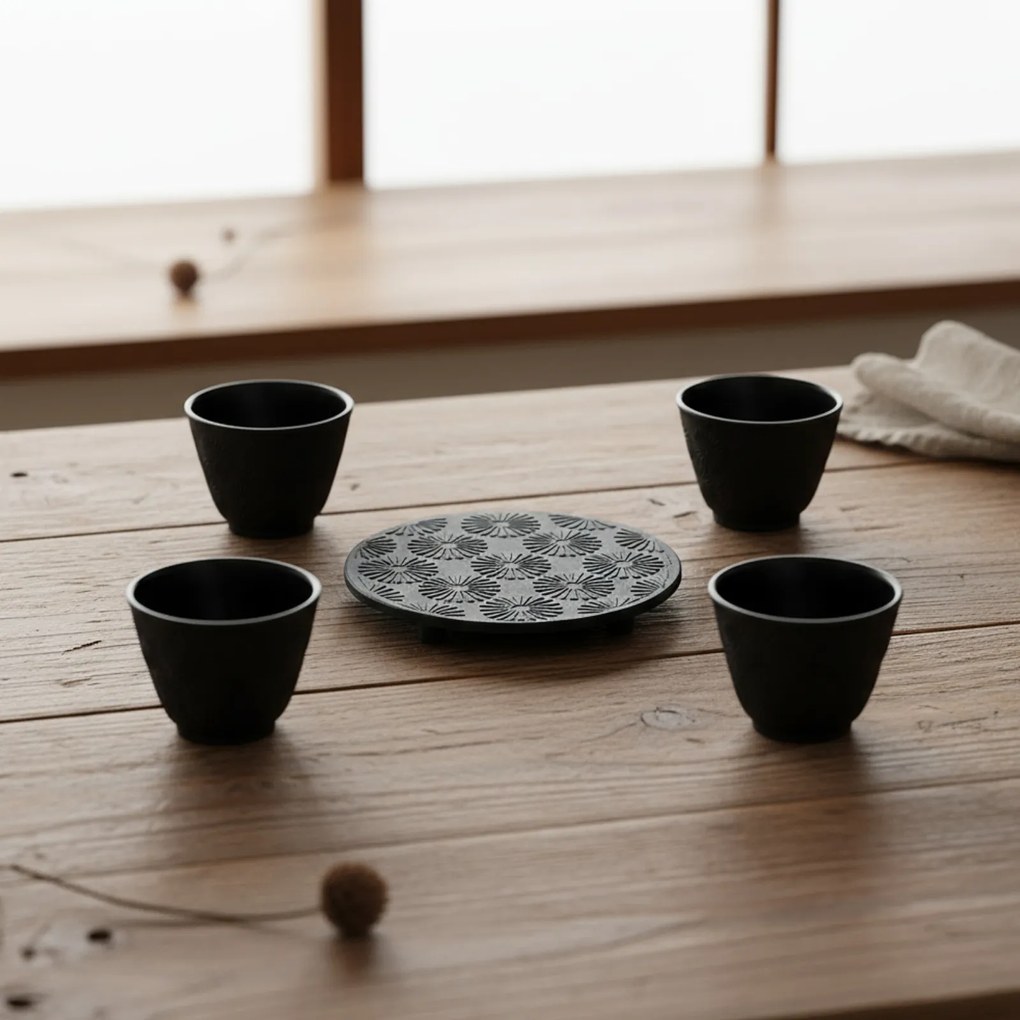 Dzbanek żeliwny z czarkami i podstawką KOGA, 1200 ml