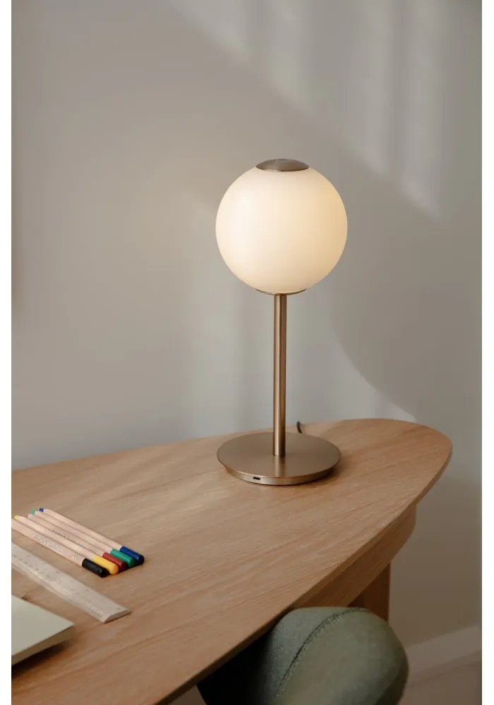 Metalowa lampa stołowa LED w kolorze mosiądzu ze ściemniaczem i szklanym kloszem (wysokość 37 cm) Audrey Table – UMAGE