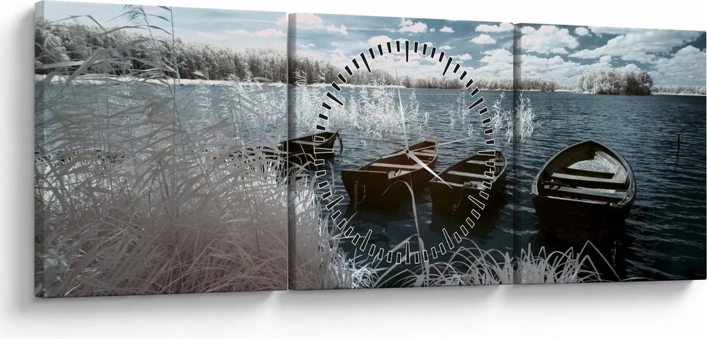 Obraz - Drewniane łodzie na jeziorze (z zegarem) (90x30 cm)