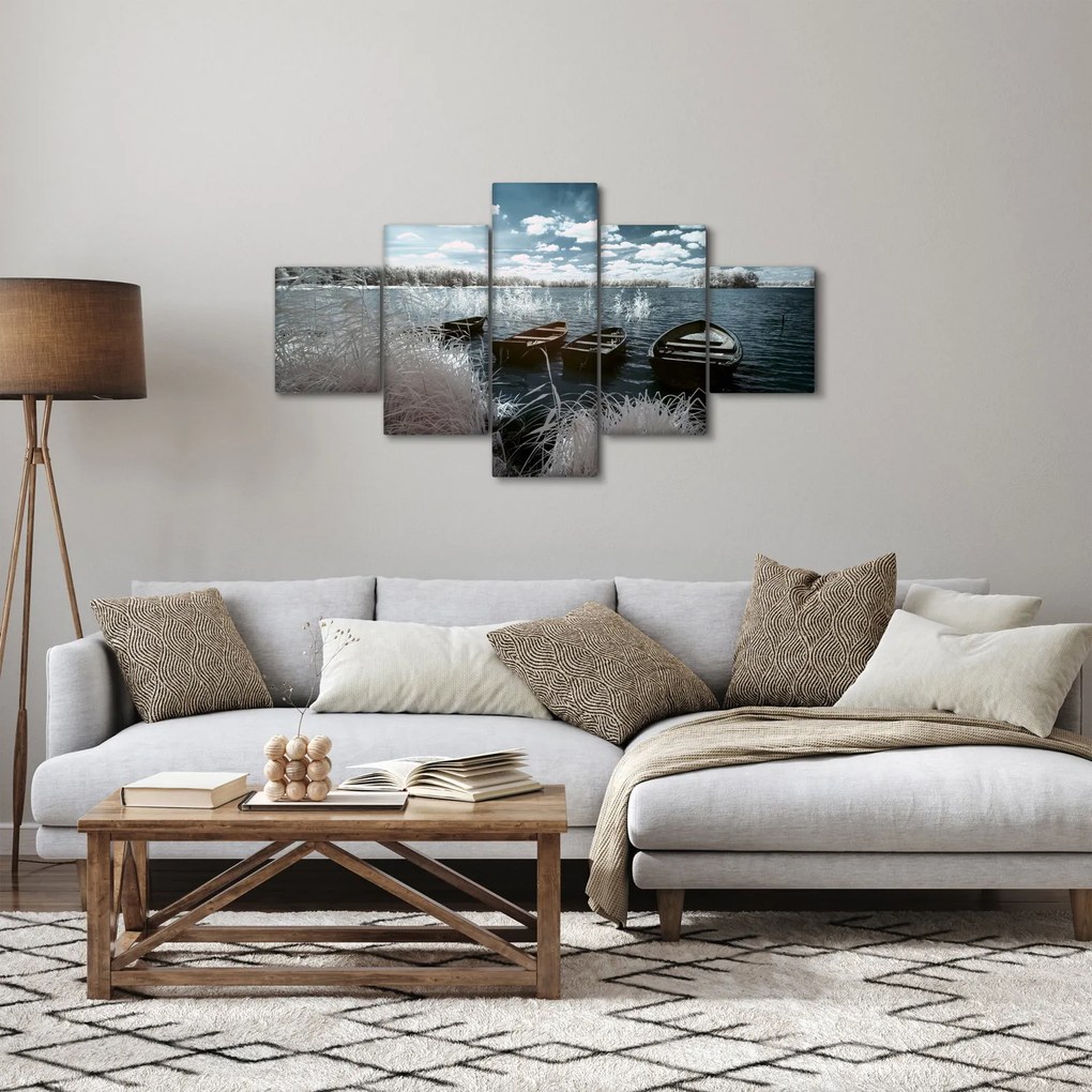 Obraz - Drewniane łodzie na jeziorze (125x70 cm)