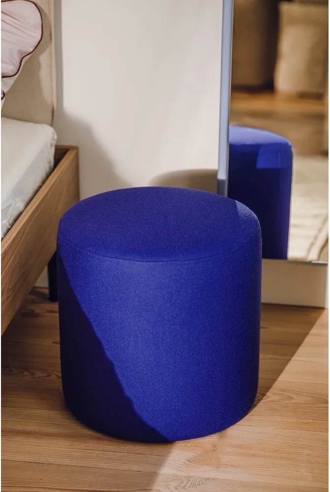 Niebieski wełniany puf Folk – noo.ma