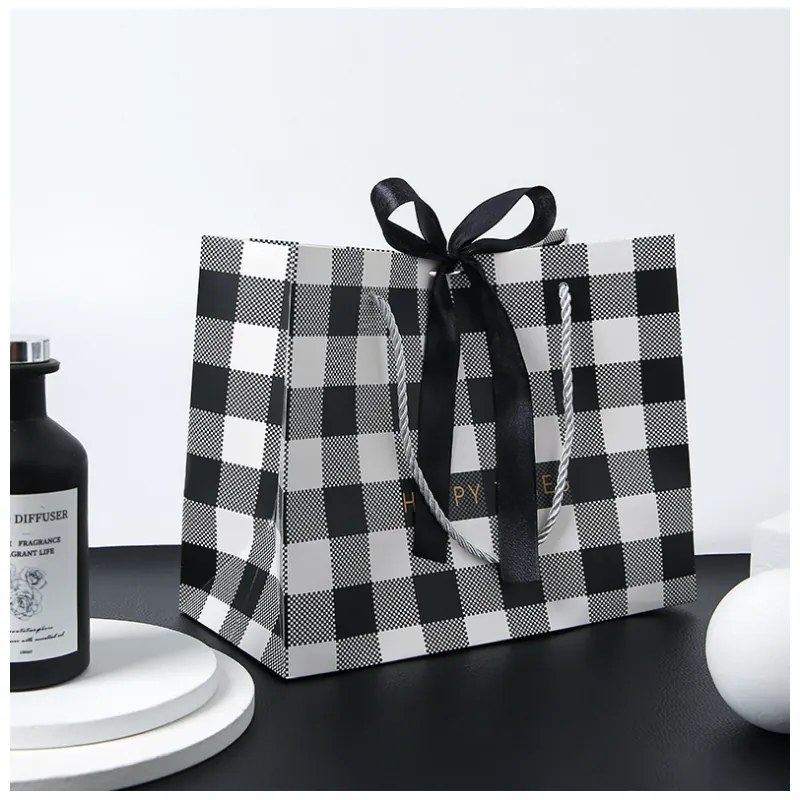 Torba upominkowa CHARMBOX 18x16x10 cm, czarno-biała