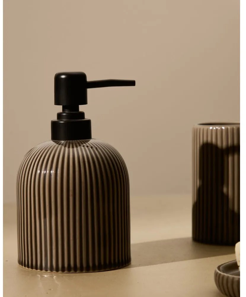 Ciemnobrązowy dozownik do mydła ceramiczny Selime – Kave Home