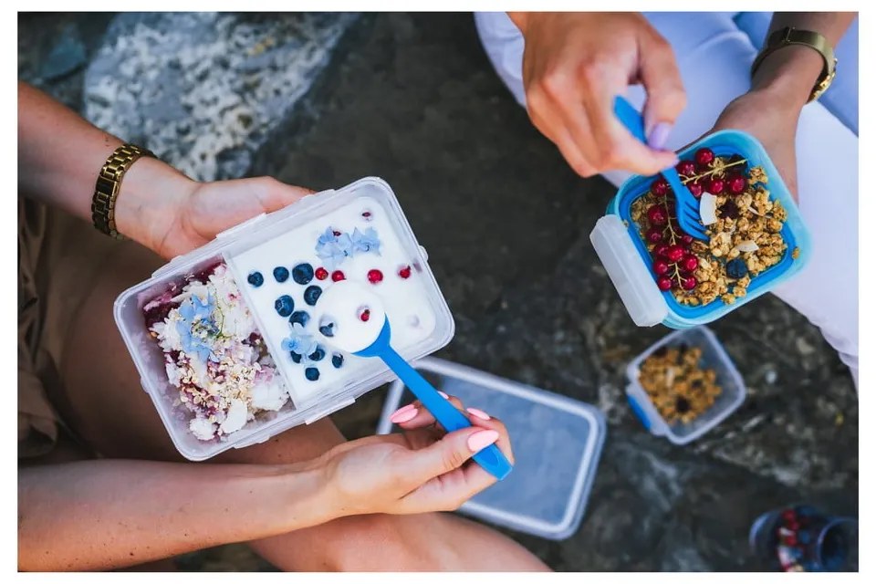Niebieski pojemnik na przekąskę i obiad ze sztućcami, Vialli Design, 650ml+230m