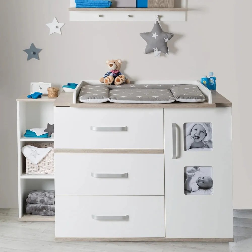 Biała niska komoda dziecięca w dekorze wiązu z przewijakiem 117x102 cm Moritz – Roba