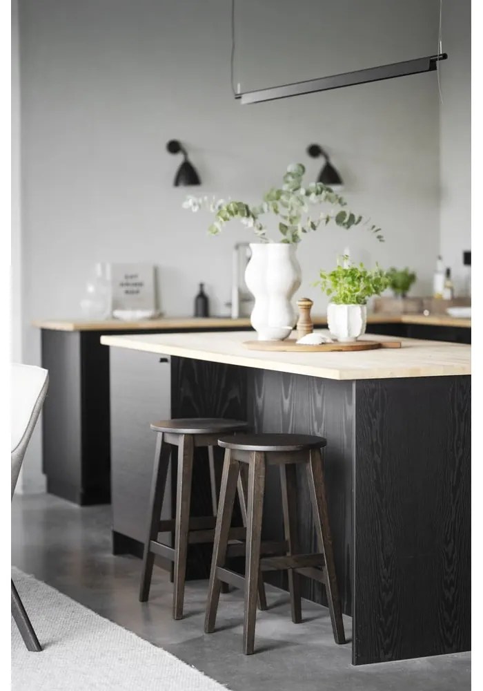 Ciemnobrązowe hokery zestaw 2 szt. z litego drewna dębowego (wysokość siedziska 65 cm) Austin – Rowico