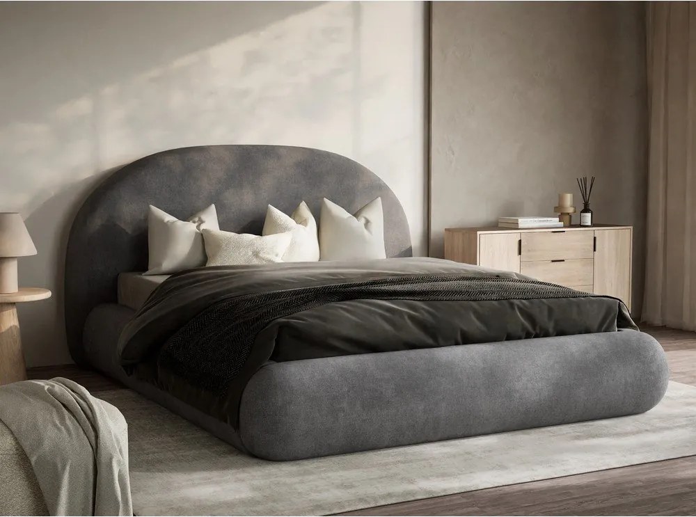 Szare tapicerowane łóżko dwuosobowe ze schowkiem i stelażem 140x200 cm Maumere – Maison de Rêve