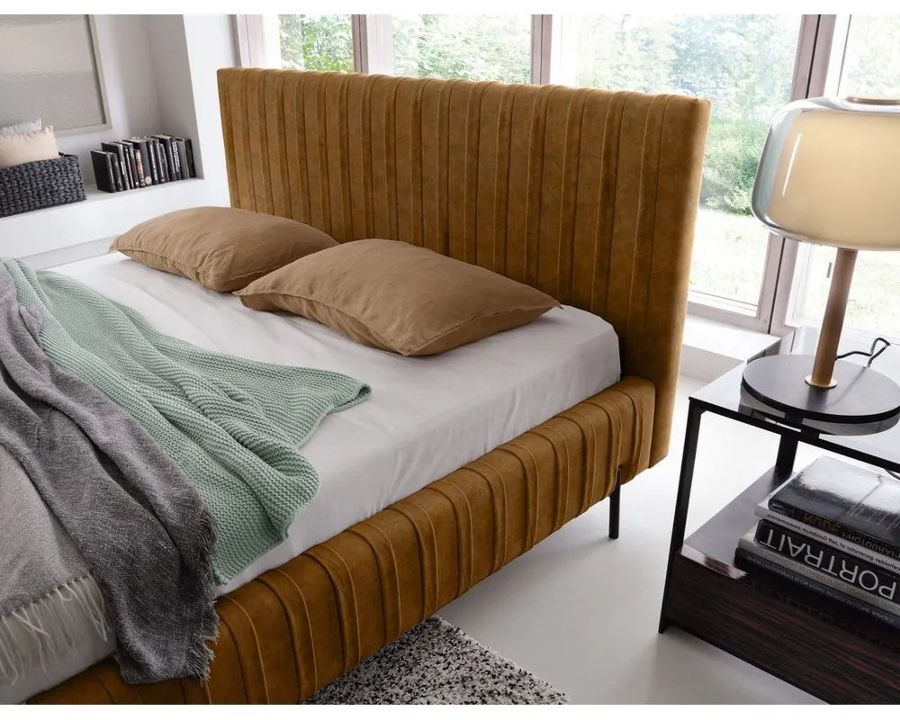 Tapicerowane łóżko dwuosobowe ze schowkiem ze stelażem 140x200 cm w kolorze ochry Plissa – ELTAP