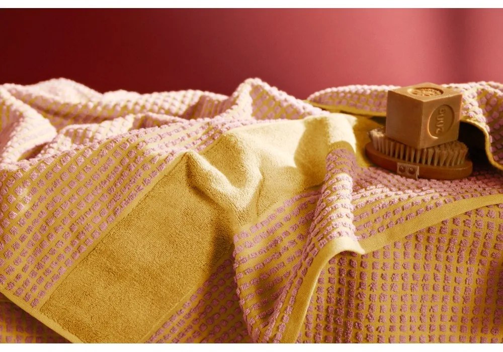 Żółto-różowy ręcznik kąpielowy z bawełny organicznej frotte 70x140 cm Check – JUNA