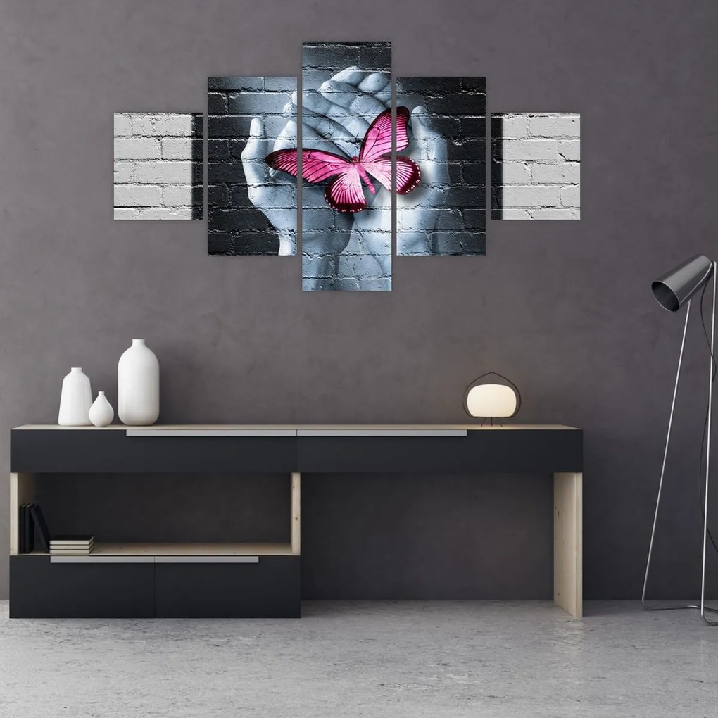 Obraz - Różowy motyl w ścianie (125x70 cm)