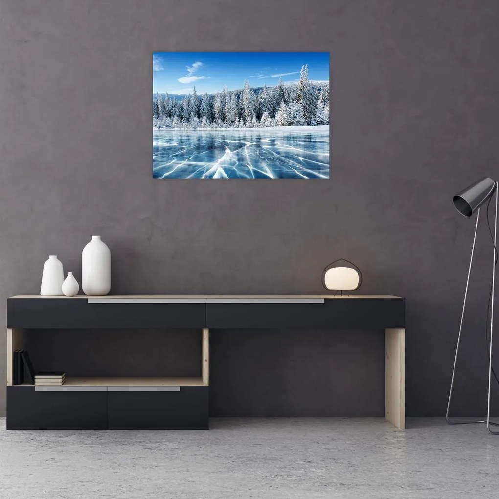 Obraz na szkle zamarzniętego jeziora i pokrytych śniegiem drzew (70x50 cm)
