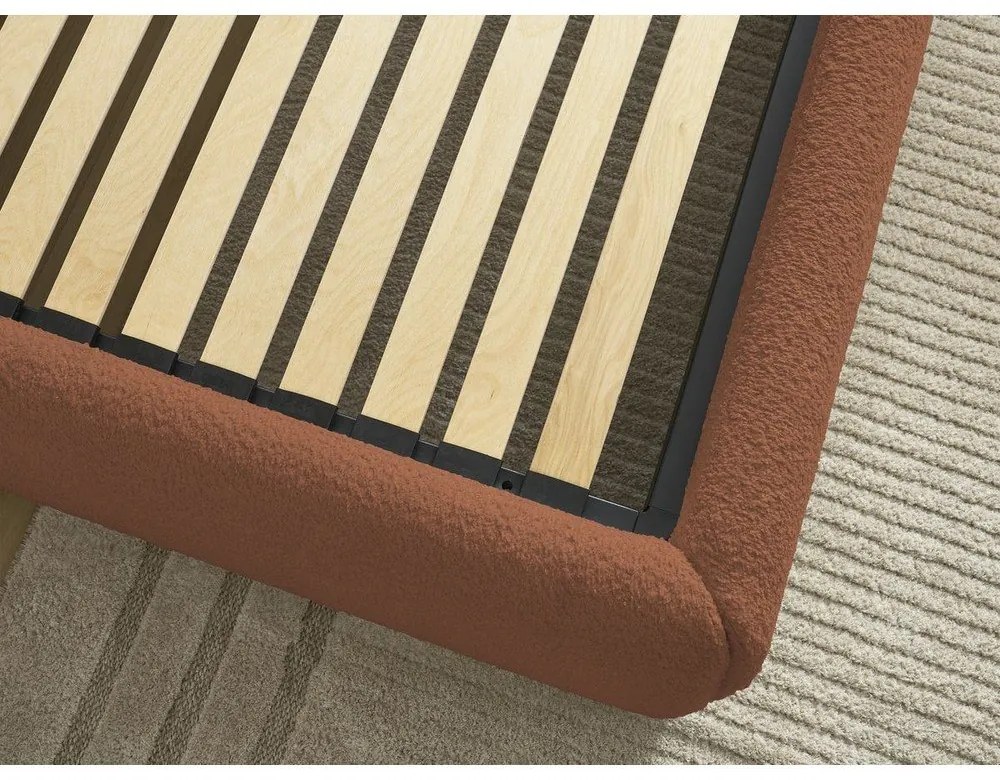 Pomarańczowe tapicerowane łóżko dwuosobowe bez zagłówka ze schowkiem i stelażem 180x200 cm Inera – Bobochic Paris