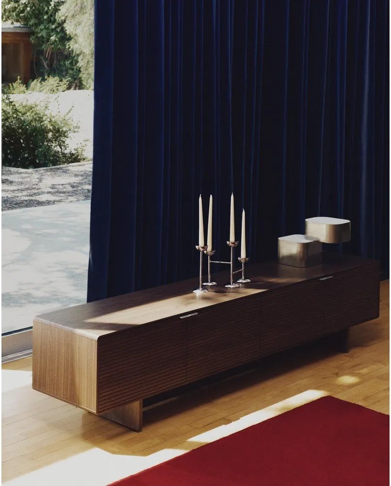 Ciemnobrązowa szafka pod TV w dekorze orzecha 200x46x40 cm Norlen – Kave Home