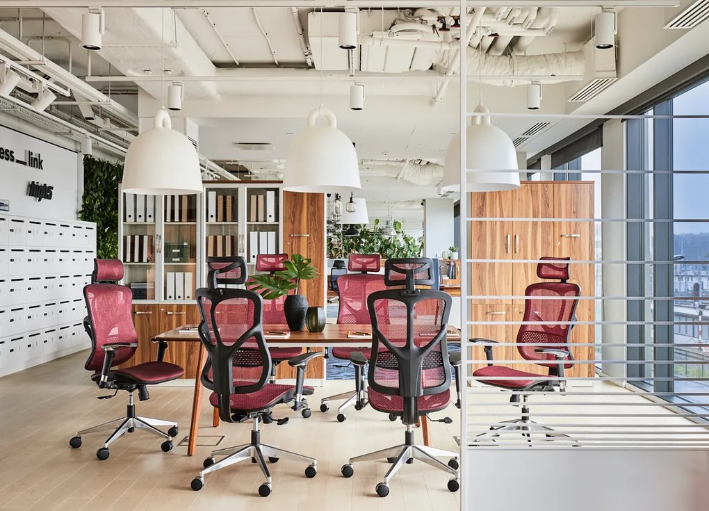 Wygodny fotel biurowy ergonomiczny Ergo 500. Fotel tapicerowany przewiewną siatką Mesh, 5 kolorów do wyboru. Fotel ma regulowane oparcie, podłokietniki. wysokość zagłówka. Nowoczesne meble biurowe.