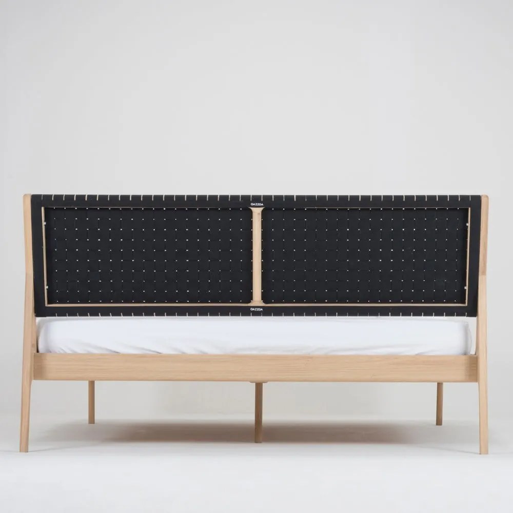 Czarne/naturalne łóżko dwuosobowe z litego drewna dębowego 180x200 cm Fawn – Gazzda