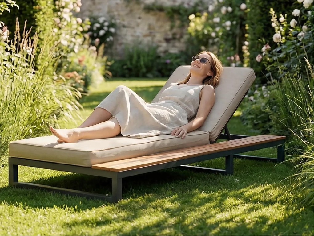 Leżak Ogrodowy z Boczną Półką WPC - Oparcie Pochylne 4 Pozycje - Konstrukcja Stal i Drewno Kompozytowe - Beżowy
