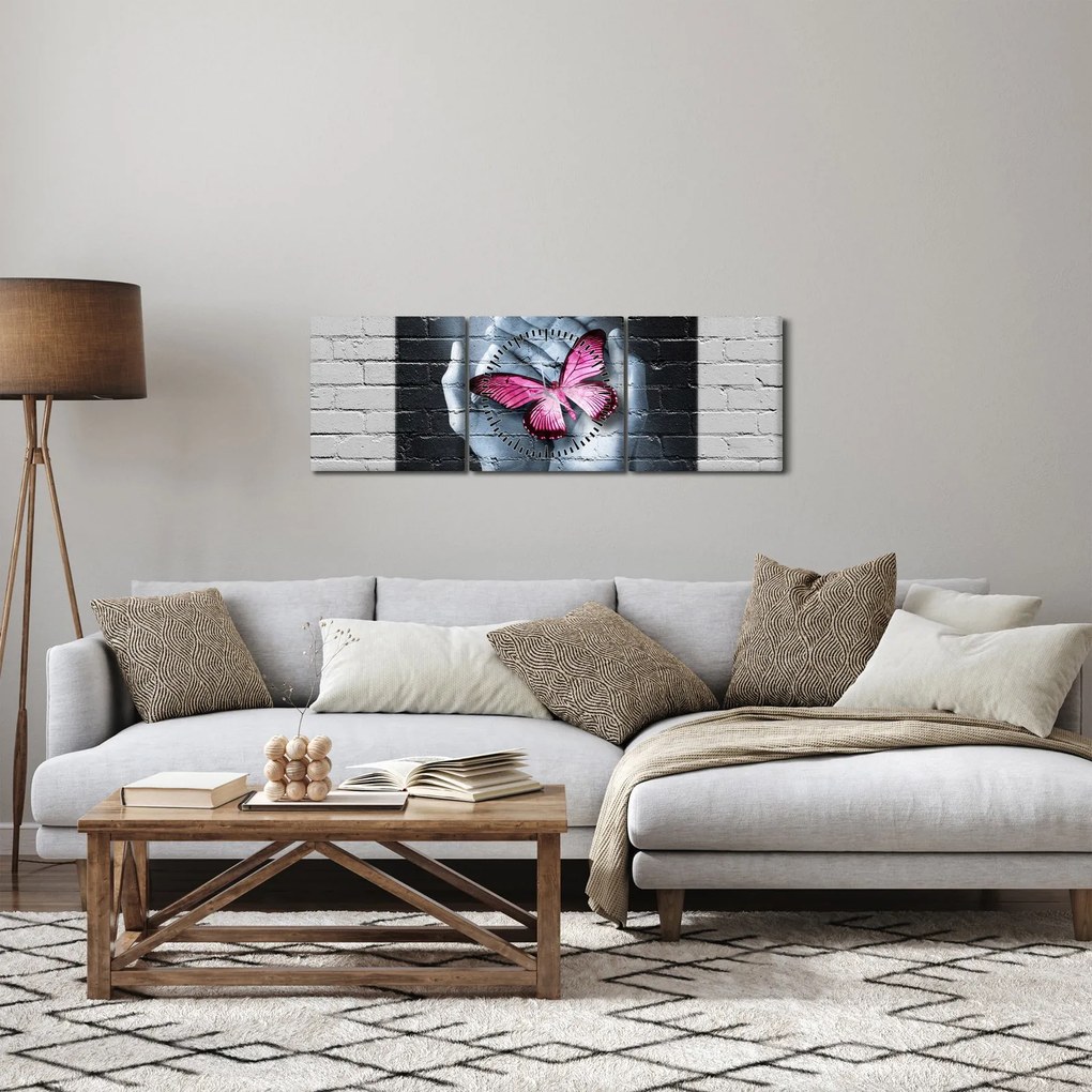 Obraz - Różowy motyl w ścianie (z zegarem) (90x30 cm)