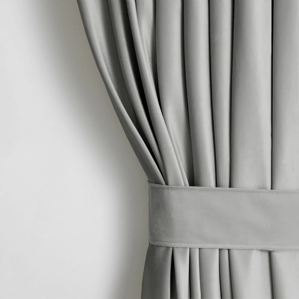 Jasnoszara aksamitna zasłona częściowo zaciemniająca (dimout) 140x270 cm Pleat – Restilo