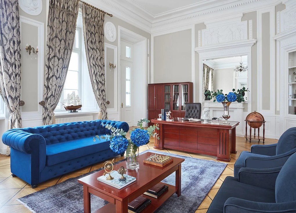 Elegancka rozkładana sofa Chesterfield z funkcją spania, dostępna w kolorze czarnym, granatowym i butelkowozielonym. Komfortowy materac, hydrofobowa aksamitna tkanina i ponadczasowy pikowany design – idealny wybór do biura lub domu.