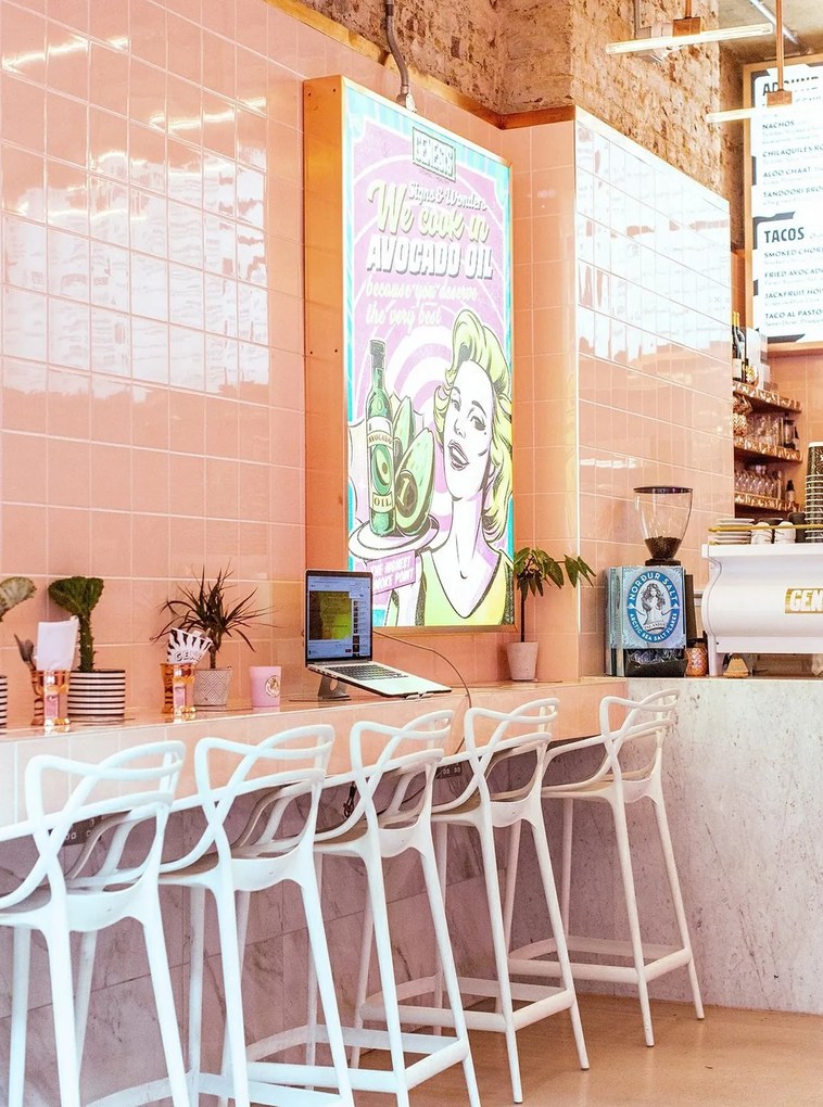 Designerski stołek barowy z tworzywa Lexi
