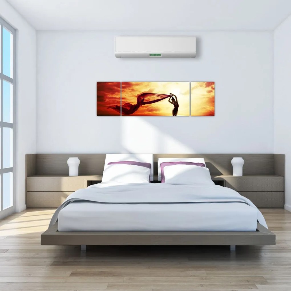 Obraz - Sylwetka kobiety o zachodzie słońca (170x50 cm)