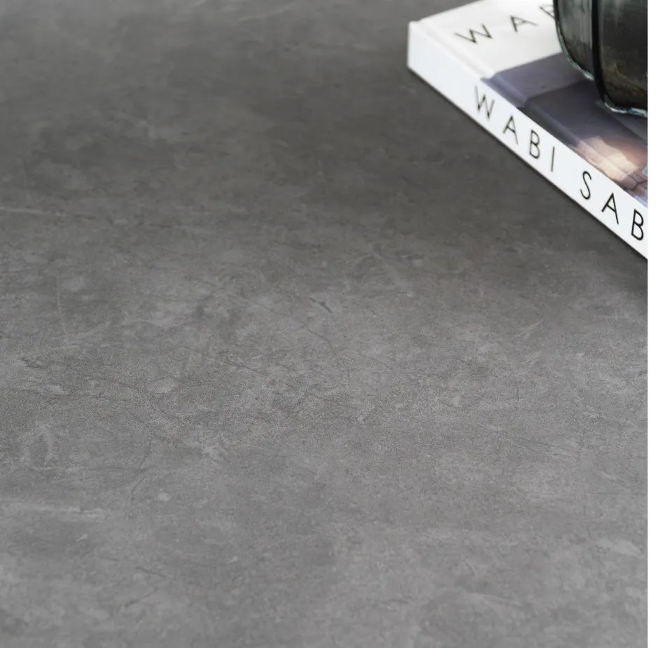 Elegancki stół z szarym ceramicznym blatem na hartowanym szkle. Rozmiary 160 (240) x 90 cm. Metalowa podstawa ze stali szczotkowanej nadaje mu nowoczesny charakter i wyjątkową trwałość.