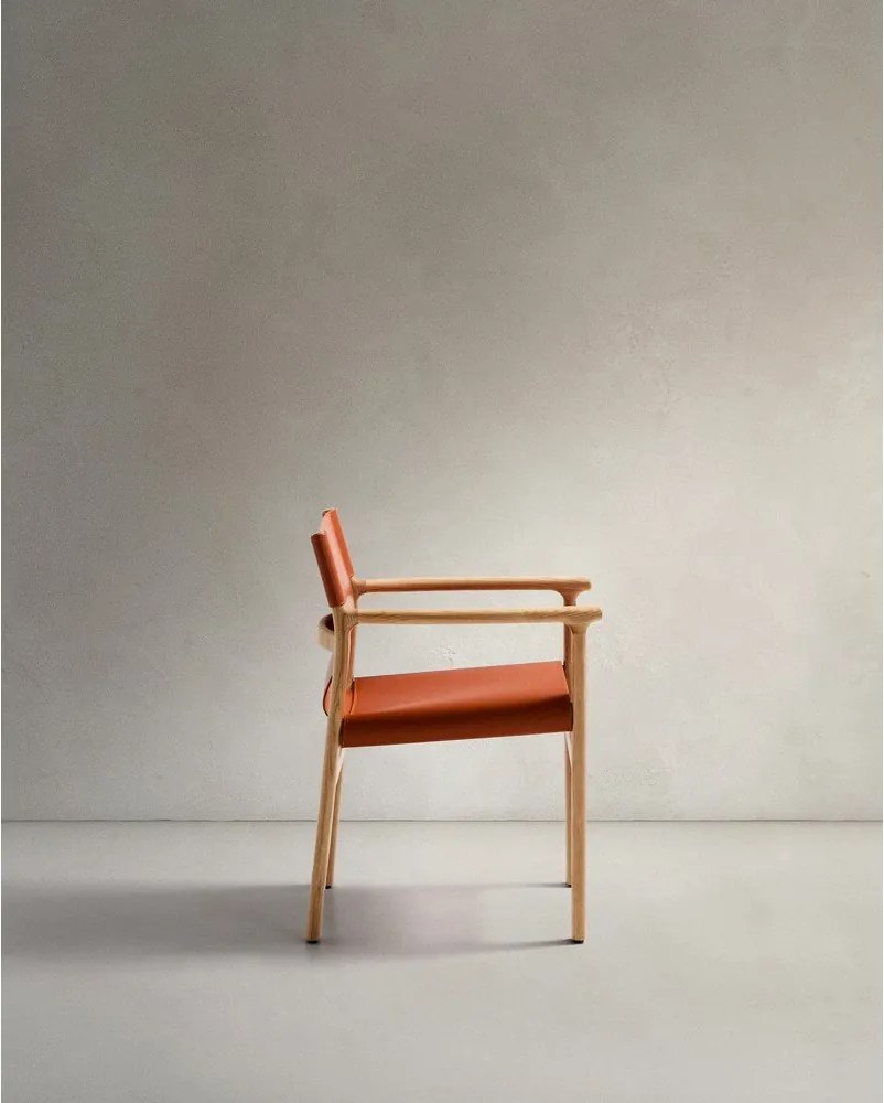 Koniakowe krzesło z litego drewna jesionowego z podłokietnikami Jan – Kave Home