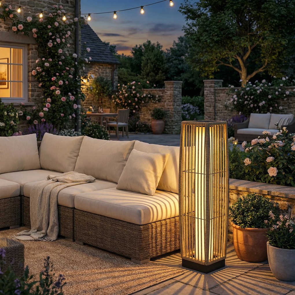 Outsunny Solarna Stojąca Lampa Rattanowa z Czujnikiem Zmierzchu Automatyczna LED Styl Boho IP44 | Aosom PL