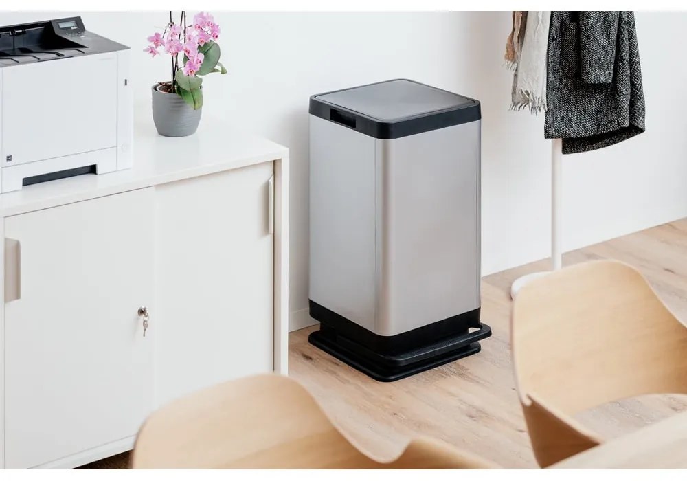 Plastikowy kosz na śmieci z pedałem w kolorze srebra 80 l Tokyo – DEA HOME