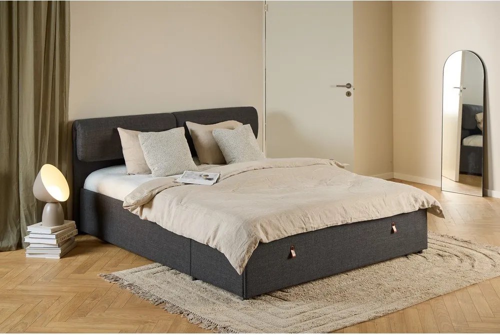 Ciemnoszare tapicerowane łóżko dwuosobowe ze schowkiem i stelażem 160x200 cm Calvi – Actona