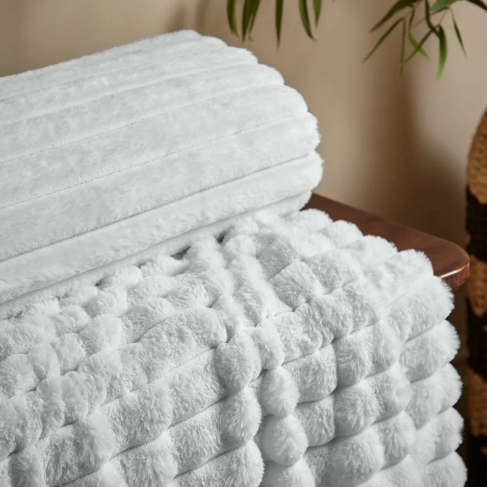 Biały koc z mikropluszu 130x170 cm Cosy Ribbed – Catherine Lansfield