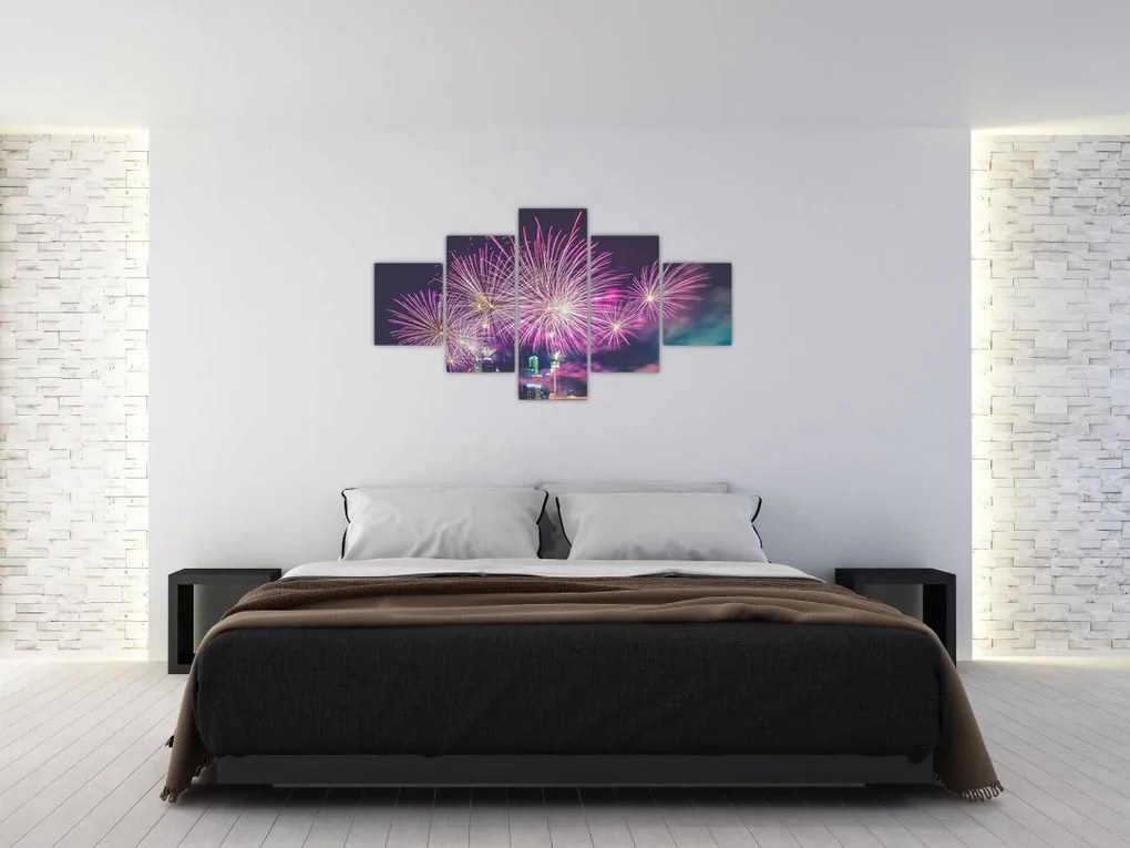 Obraz nocnego miasta z fajerwerkami (125x70 cm)
