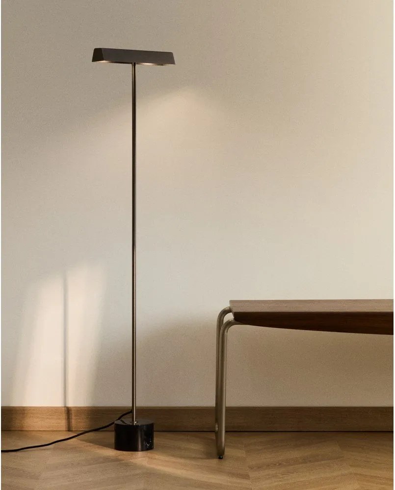 Czarna lampa stojąca (wysokość 121 cm) Lynor – Kave Home