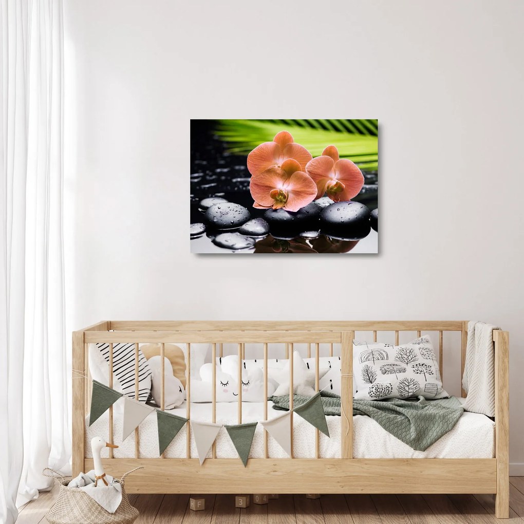 Obraz na szkle - Pomarańczowa orchidea z liśćmi palmy (70x50 cm)