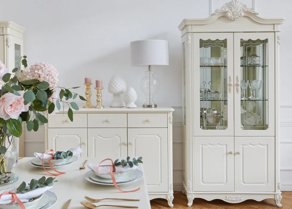 Stylowa 2-drzwiowa witryna do salonu Coco, wymiary 100x207 cm, kolor ecru. Szklane półki, ozdobny gzyms. Francuski styl, meble La Perle.