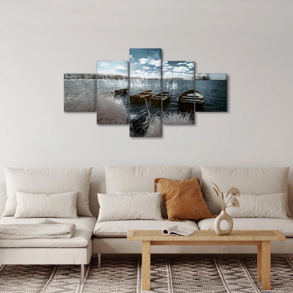 Obraz - Drewniane łodzie na jeziorze (125x70 cm)