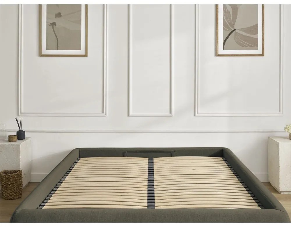 Ciemnozielone tapicerowane łóżko dwuosobowe bez zagłówka ze schowkiem i stelażem 180x200 cm Inera – Bobochic Paris