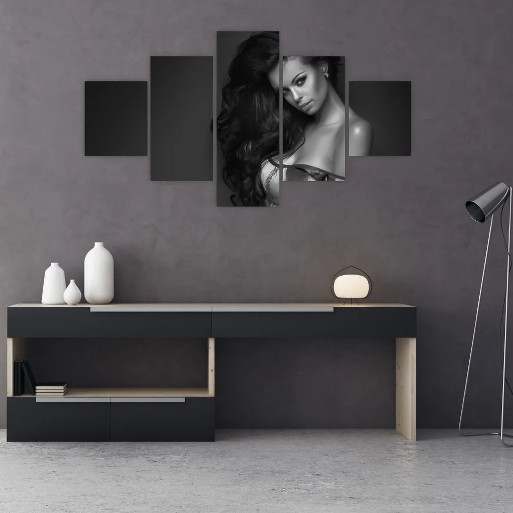 Obraz - Czarno - biały portret uwodzicielskiej kobiety (125x70 cm)