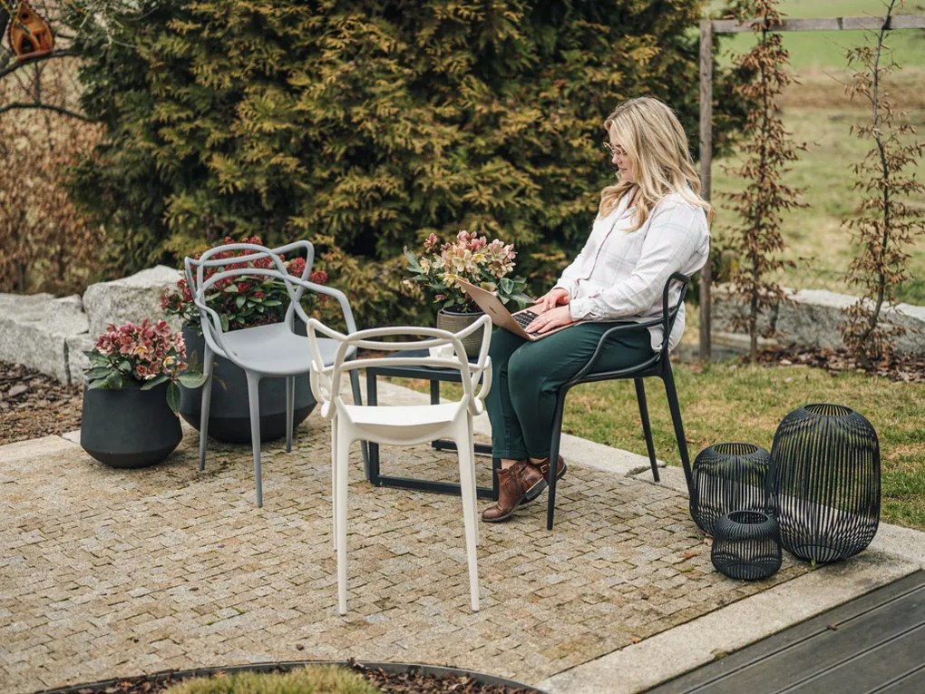 Zestaw 4 jasnoszarych plastikowych krzeseł KATO