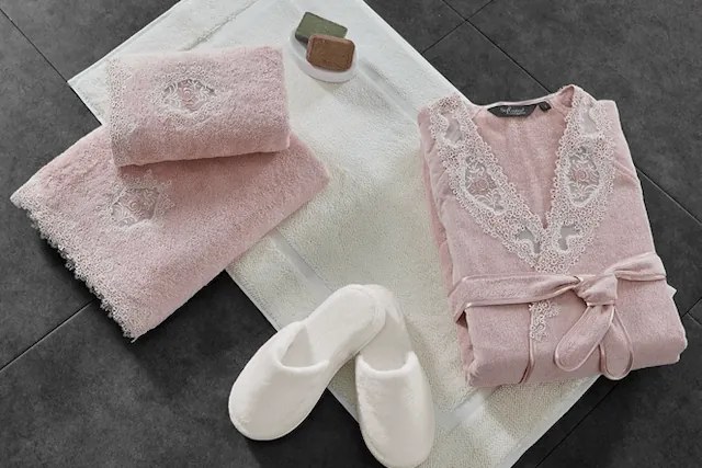Elegancki szlafrok DESTAN z koronką XL Fioletowy / Lila