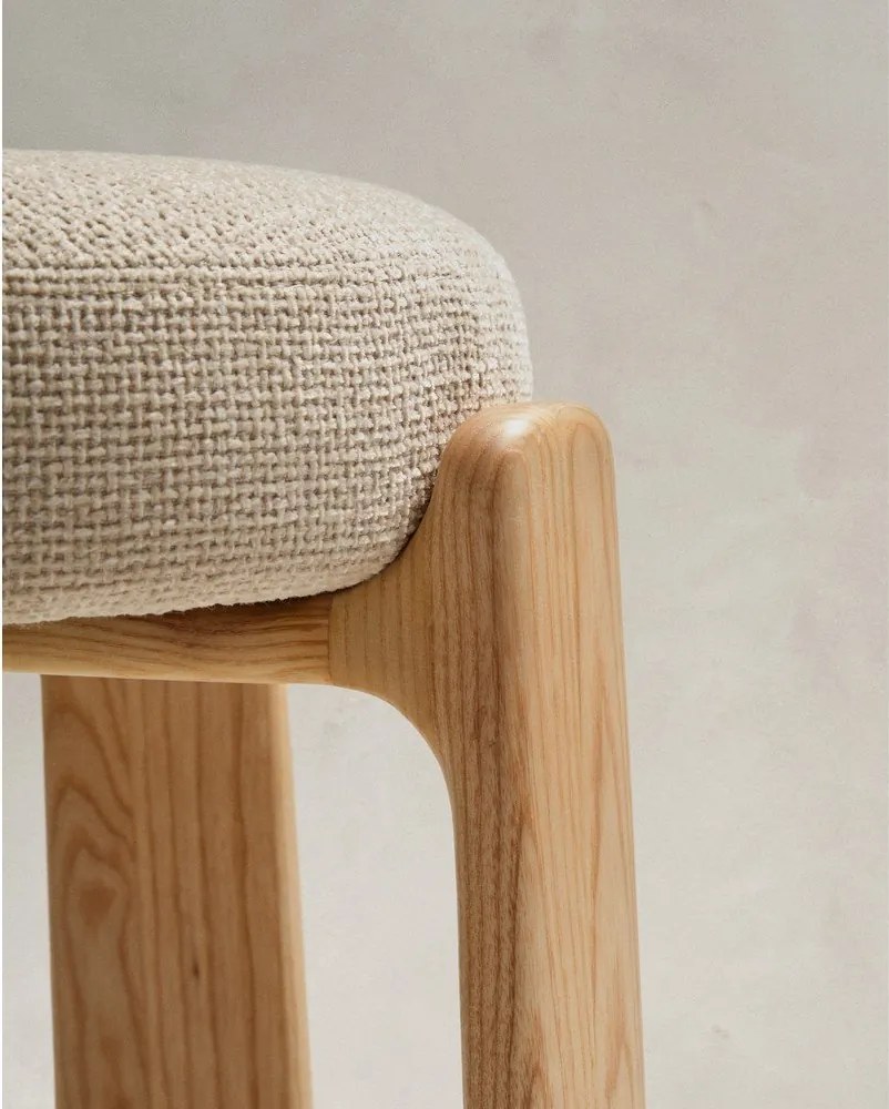 Beżowo-naturalnym hoker z litego drewna jesionowego (wysokość siedziska 75 cm) Granite – Kave Home