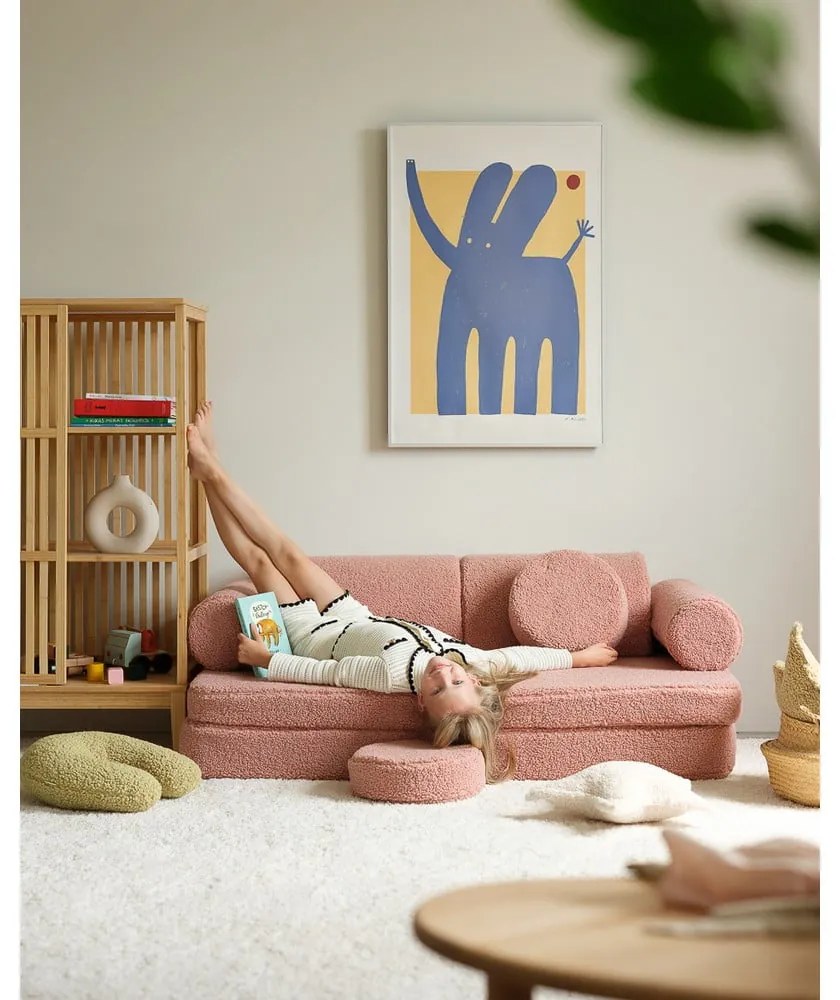 Różowa sofa dla dzieci z materiału bouclé 132 cm Settee – Wigiwama