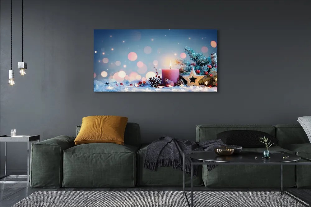 Obraz drukowany na płótnie Świeca i Śnieg w Świątecznej Scenerii