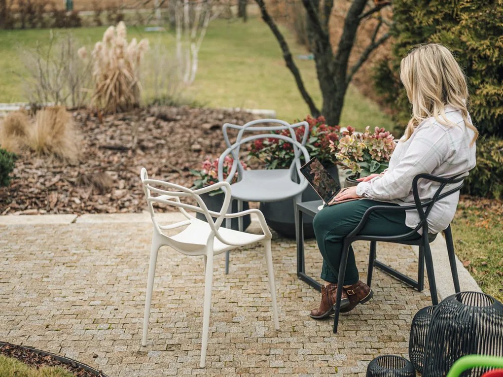 Zestaw 4 białych krzeseł plastikowych KATO