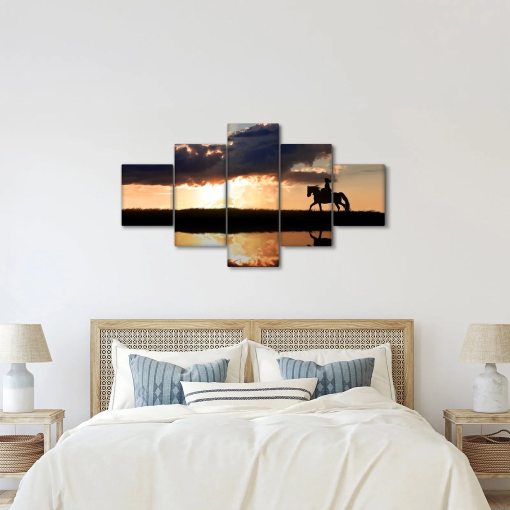 Obraz - Jeździec na koniu o zachodzie słońca (125x70 cm)