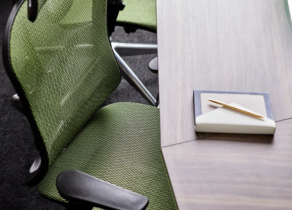 Wygodny fotel biurowy ergonomiczny Ergo 500. Fotel tapicerowany przewiewną siatką Mesh, 5 kolorów do wyboru. Fotel ma regulowane oparcie, podłokietniki. wysokość zagłówka. Nowoczesne meble biurowe.