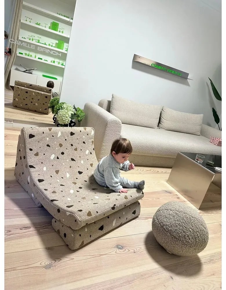 Jasnobrązowy fotel dziecięcy z materiału bouclé/z tkaniny szenilowej Terrazzo Moon – Wigiwama