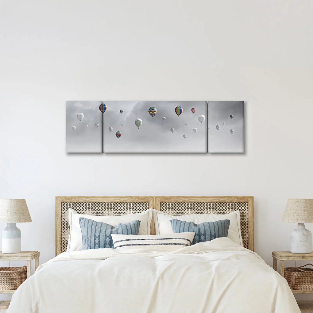 Obraz - Balony nad ceglaną ścianą (170x50 cm)