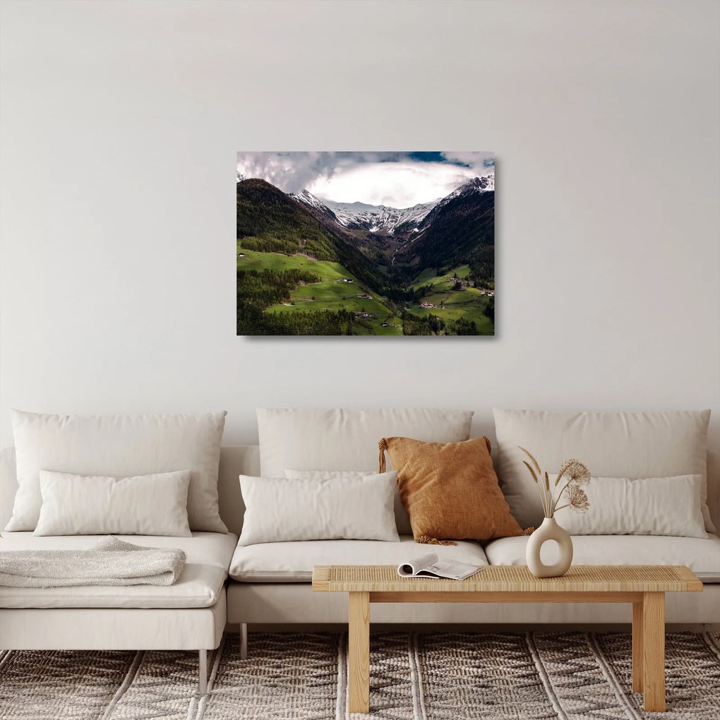 Obraz na szkle - Dolina pod górami (70x50 cm)